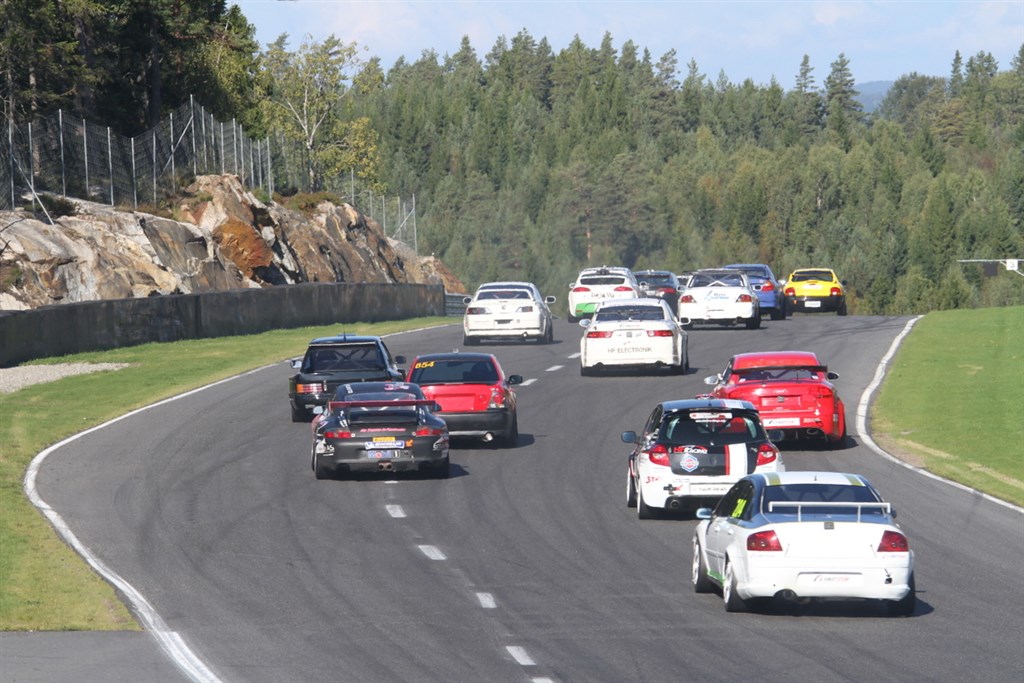 Rudskogen Motorcenter er en lang og flot bane, og med en forventet felt på 25 biler bliver der noget at se til for Yokoham SuperCup bilerne. Her ses nogen af de norske GT4 biler som danskerne kommer op imod.
(Foto: Keld Dohm)